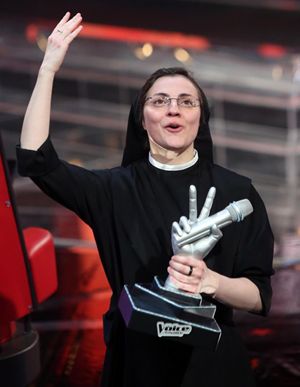 Suor Cristina con il premio di The Voice of Italy (Ansa)