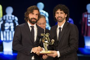 Damiano Tommasi con Andrea  Pirlo in occasione del Gran Gala del Calcio AIC 2013 (Corbis).