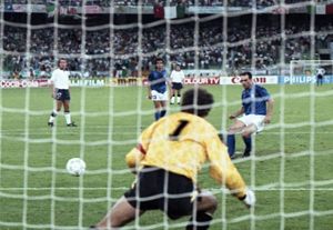1990: Italia-Inghilterra 2-1. Shilton da una parte, pallone dall'altra. L'Italia è terza, Schillaci è capocannoniere.