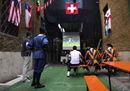 Le guardie svizzere in Vaticano guardano Italia-Costa Rica