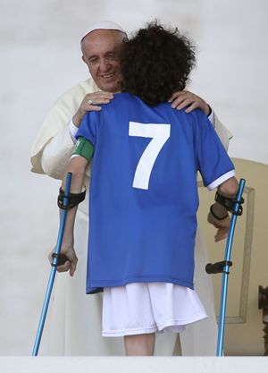 Bergoglio con il capitano della Nazionale amputati Francesco Messori