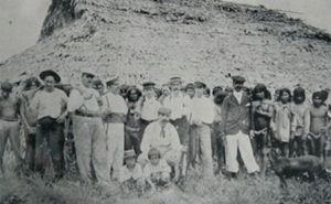 Lavoratori sfruttati e padroni delle piantagioni di caucciù nei pressi di Manaus, in una foto d'epoca. 