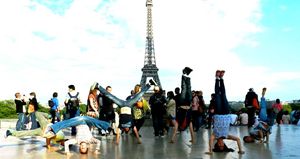 Le acrobazie di un gruppo di capoeiristi a Parigi.