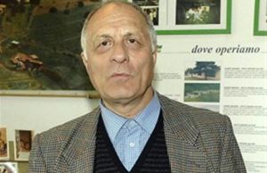Don Aldo Rabino. Nella foto in alto: il cappellano del Torino con l'ex allenatore granata Emiliano Mondonico. 