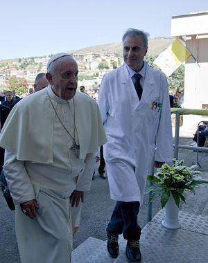 Papa Francesco con Francesco Nigro Imperiale, primario dell'hospice "San Giuseppe Moscati" (Ansa)