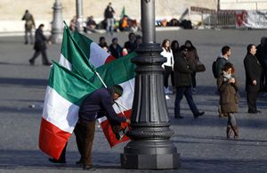 Un venditore ambulante con alcune bandiere dell'Italia (Reuters).