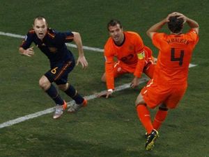 2010: Mathijsen si mette le mani nei capelli, Van Bronckhorst è a terra: è passato Iniesta, el ilusionista.