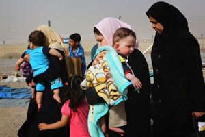 Abitanti di Mosul in fuga davanti ai combattimenti (Reuters).