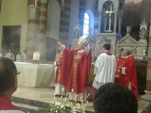 Il cardinale Angelo Scola durante la Messa per i cento anni della Famiglia Paolina celebrata nella parrochia di San Pietro in Sala. 