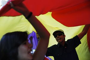 Tifosi esultanti sotto una bandiera spagnola (Reuters).