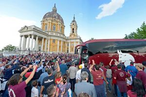 La squadra del Torino si reca a Superga, per rendere omaggio e per pregare per le vittime della tragedia avvenuta il 4 maggio 1949. 