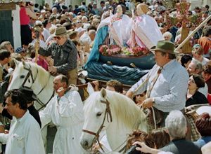 Un momento del pellegrinaggio annuale di gitani e rom a Saintes-Maries-de-la-Mer, in Camargue, nella Francia meridionale. Foto Reuters. 