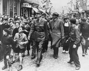 Charles De Gaulle entra nella Parigi liberata