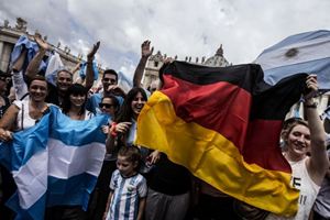 Tifosi di Germania e Argentina dopo l'Angelus di domenica in piazza San Pietro