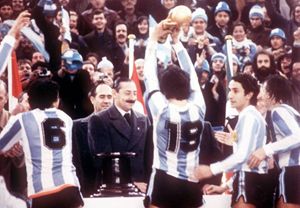 "El caudillo" Passarella, capitano argentino, alza la coppa al cielo. L'altro caudillo, Jorge Videla, se la ride sotto i baffi...