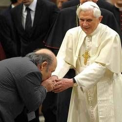 Lino Banfi e Benedetto XVI nel 2009 in occasione dell'incontro del Papa con gli artisti nella Cappella Sistina