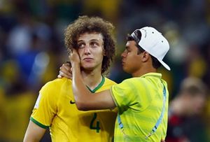 Abbracci e lacrime tra David Luiz (a sinistra) e Thiago Silva (Reuters).