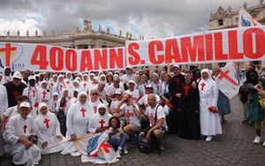 Un gruppo di Camilliani in piazza San Pietro, domenica 13 luglio 2014. 