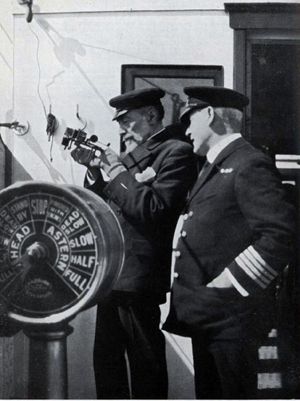 Conrad (a sinistra) in viaggio in mare da Glasgow a New York.