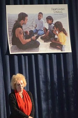 Egidia Beretta Arrigoni, la madre di Vittorio, e un'immagine del figlio con alcuni bambini di Gaza.