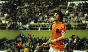 Johann Cruyff, capitano dell'Olanda nel 1974. Dalla maglia fa togliere una delle striscie dello sponsor...