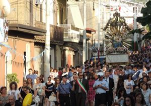 Un'immagine della processione ad Oppido Mamertina, dove alla statua della Madonna è stata fatta fare una sosta di 30 secondi per "onorare" (inchino)  il boss locale.  