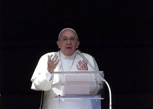 Il Papa ha usato parole accorate per testimoniare la sua vicinanza a chi soffre i tragici effetti dell'odio, della persecuzione e della guerra, e per invocare il dono della pace. Foto Reuters. 