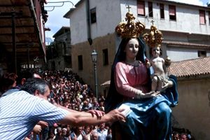 Un momento dell'annuale processione della statua della Madonna al Santuario mariano di Polsi. 