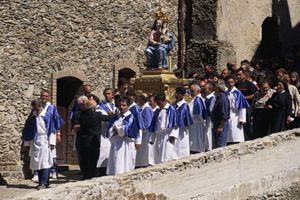 Una processione al Santuario mariano di Polsi.
