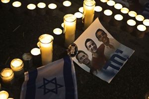 Le candele accese in piazza Rabin, a Tel Aviv, per onorare la memoria dei tre ragazzi assassinati (Reuters).