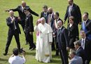 L'attesa dei fedeli davanti alla Reggia e l'arrivo del Papa