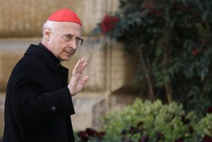 Il cardinale Bagnasco (Reuters).