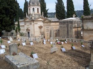 Il cimitero di Scicli (Ragusa) con alcune lapidi dedicate ai migranti senza nome morti nel Canale di Sicilia