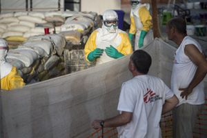 Un intervento di MsF contro ebola.