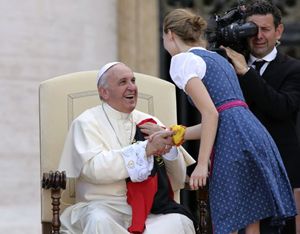 Roma, martedì 5 agosto 2014. Papa Francesco celebra i Vespri in piazza San Pietro con 50 mila ministranti ("chierichetti") tedeschi. Foto Reuters.
