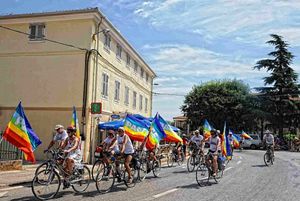 I ciclisti per la pace lungo il percorso.
