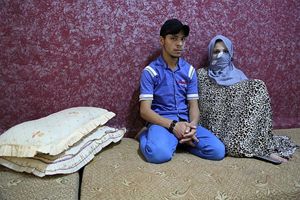 Maha, sposa a 13 anni, e il marito Abdullah.