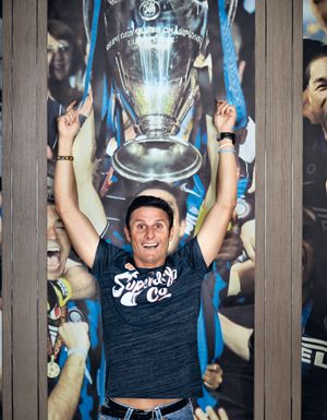 Javier Zanetti alla Pinetina ripete il gesto del 22 maggio 2010 al Santiago Bernabeu di Madrid quando, da capitano dell’Inter, alzò al cielo la Champions appena vinta.