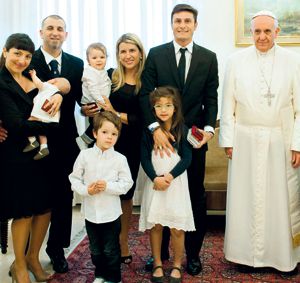 L’INCONTRO CON IL PAPA - L’anno scorso a Santa Marta papa Francesco ha ricevuto in udienza privata Javier Zanetti insieme con la sua famiglia: la moglie Paula, che ha sposato nel 1999, e i tre figli Sol, Nacho e Tommy.