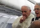 il Papa parla ai giornalisti in aereo