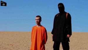 Un'immagine del video diffuso dai terroristi con l'assassinio dell'inglese David Haines.