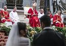 Nozze a San Pietro, il Papa sposa venti coppie 