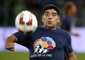 Il palleggio di Maradona sul prato dell'Olimpico (Reuters)