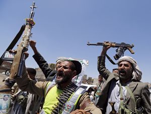 Guerriglieri sciiti dello Yemen esultanti dopo essere entrati nella capitale San'aa (Reuters).