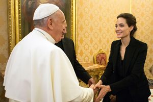 Angelina Jolie ricevuta da papa Francesco