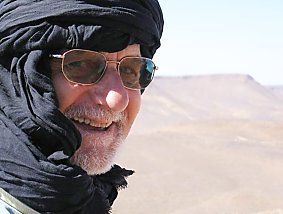 Monsignor Claude Rault fotografato nel Sahara.