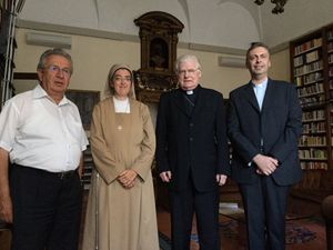 I componenti dell'Ufficio con il l'arcivescovo di Milano. Da sinistra: don Luigi Verga, suor Chiara Bina, il cardinale Angelo Scola e don Diego Pirovano