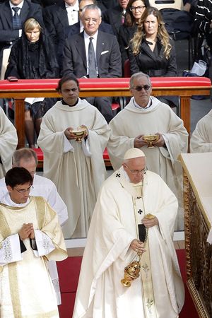 Città del Vaticano, domenica 18 ottobre 2015: papa Francesco durante la proclamazione di quattro nuovi santi, tra cui la mamma e il papà di santa Teresina di Lisieux. Foto Ansa. In alto: un momento della cerimonia con l'arazzo raffigurante Luis e Zelie Martin, genitori di santa Teresa del Bambin Gesù, più nota come santa Teresina. Foto Reuters.  