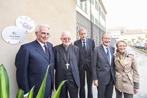 L'arcivescovo (monsignor Cesare Nosiglia, il secondo da sinistra) e il sindaco di Torino (Piero Fassino) all'inaugurazione di Casa Giulia. Foto: La vocedeltempo.it