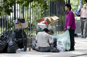 Qui sopra: cartoneros argentini. In alto: il Segretario generale delle Nazioni Unite, Ban Ki-moon, a Torino per il terzo Forum mondiale dlelo sviluppo economico locale. In copertina: un indio Yanonomami. Tutte le fotografie sono dell'agenzia Reuters.   
